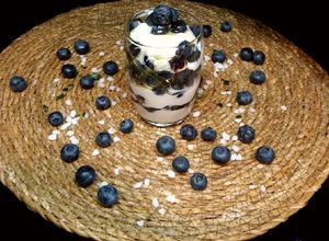 Foto principal de Postre individual de arándanos, yogur y miel