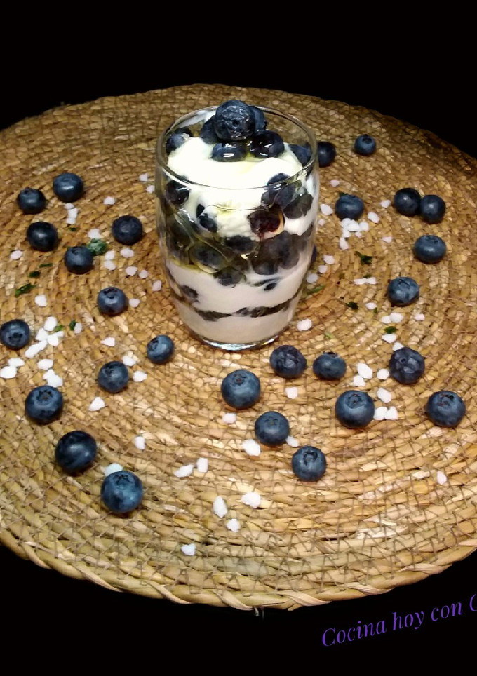 Una foto de Postre individual de arándanos, yogur y miel