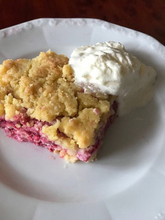 Una foto de Pastel crumble de frambuesa 😍🎂🍰💜
