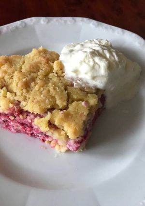 Una foto de Pastel crumble de frambuesa 😍🎂🍰💜