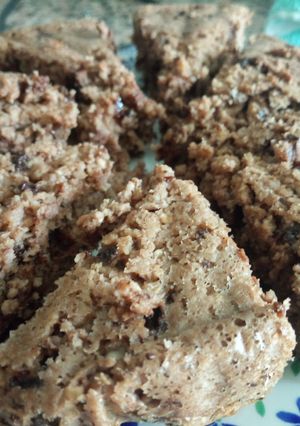 Una foto de Bizcocho fit 🥧 de avena con fresa 🍓, plátano 🍌 y chocolate 🍫en airfryer