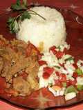 Carne salteada con mini budín de arroz y ensalada