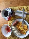 Desayuno con bollo limpio chorizo y tortilla de huevo