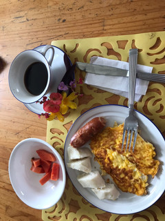 Una foto de Desayuno con bollo limpio chorizo y tortilla de huevo