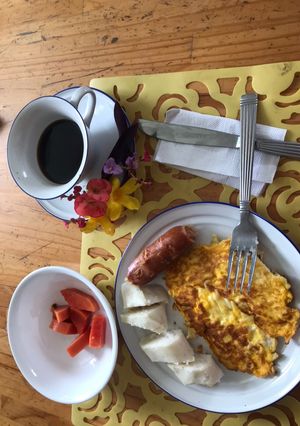 Una foto de Desayuno con bollo limpio chorizo y tortilla de huevo