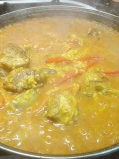 Una foto de Paella de conejo, alcachofas y ajos tiernos