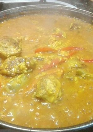 Una foto de Paella de conejo, alcachofas y ajos tiernos