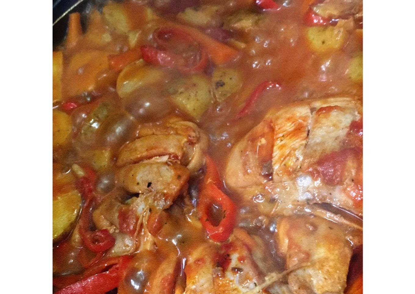 Pollo en Salsa de Tomate con Papas
