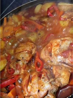 Una foto de Pollo en Salsa de Tomate con Papas