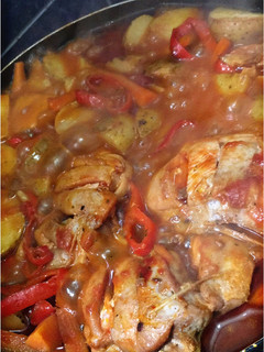 Una foto de Pollo en Salsa de Tomate con Papas
