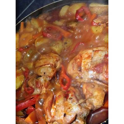Pollo en Salsa de Tomate con Papas Receta de Fabián Ch- Cookpad