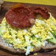 Bruschetta de palta y tomate secos