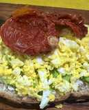 Bruschetta de palta y tomate secos