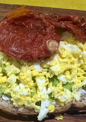 Una foto de Bruschetta de palta y tomate secos
