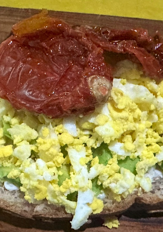 Una foto de Bruschetta de palta y tomate secos