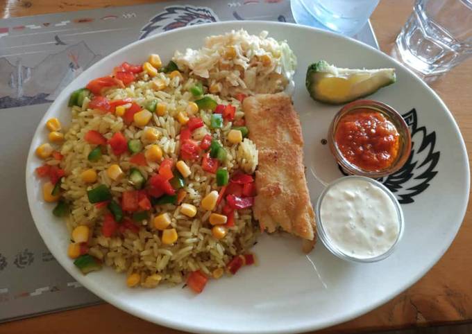 Garnished rice with coleslaw and omelette