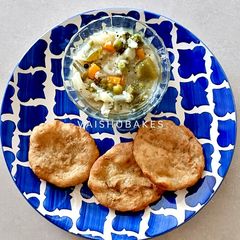 A picture of Vegetable Stew with Mangalore Buns.