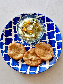 A picture of Vegetable Stew with Mangalore Buns.
