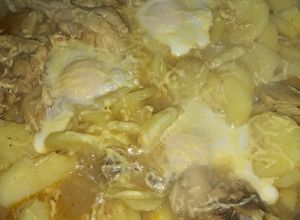 Una foto de Pollo a la criolla con huevos a caballo y queso sardo