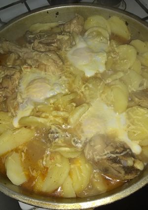 Una foto de Pollo a la criolla con huevos a caballo y queso sardo
