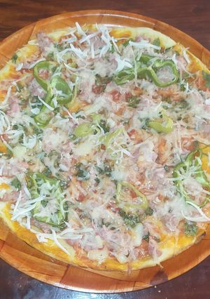 صورة لوصفة بيتزا 🍕 بالخضار واللحم المفروم