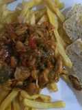 Dados de pollo y verduras con papas fritas