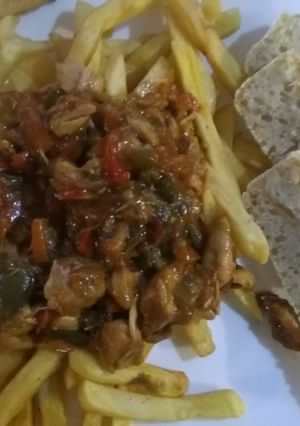 Una foto de Dados de pollo y verduras con papas fritas