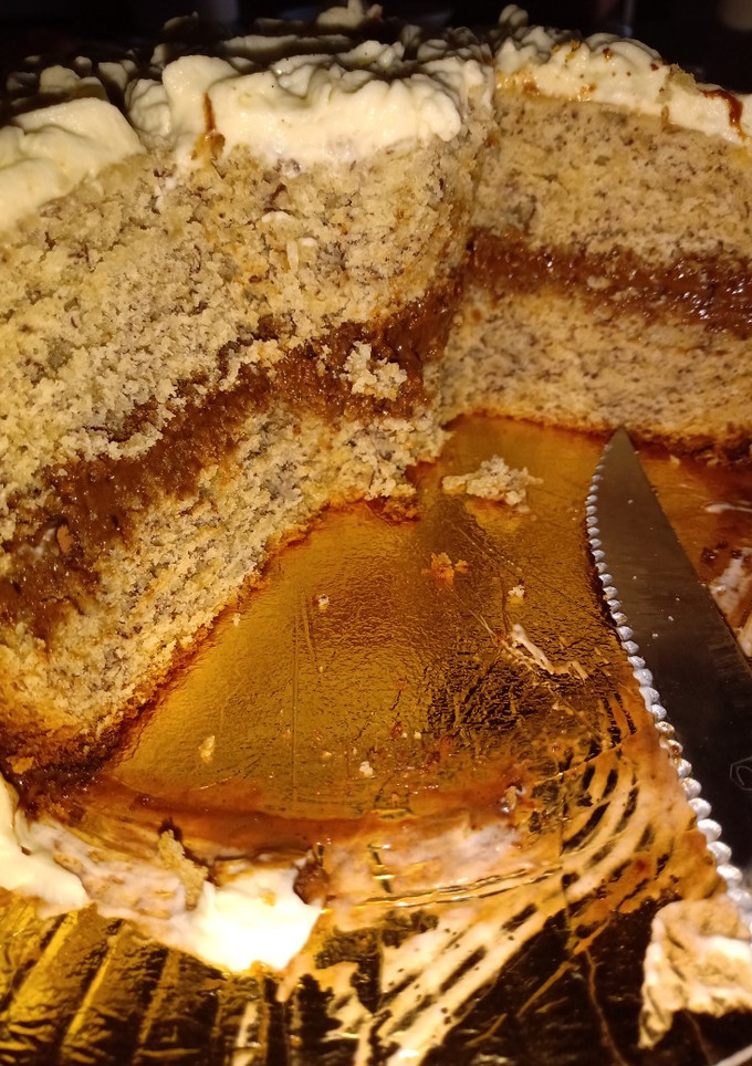 Una foto de Torta - budín de banana con crema de dulce de leche y cacao