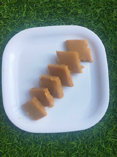 A picture of Gud papdi Sukhdi.
