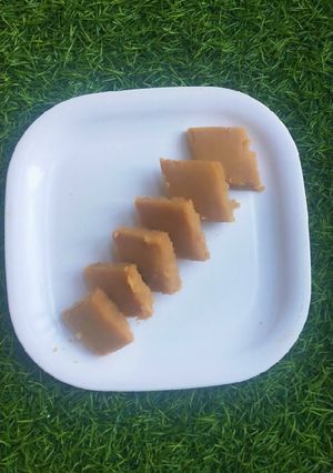 A picture of Gud papdi Sukhdi.