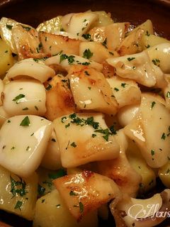 Una foto de Sepia y patatas confitadas al ajillo