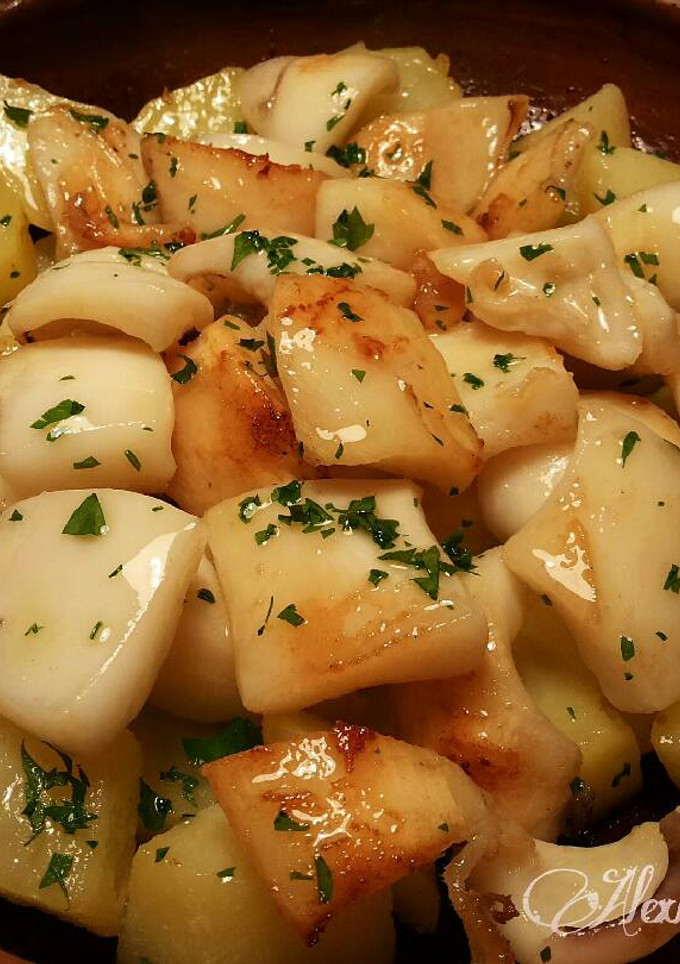 Una foto de Sepia y patatas confitadas al ajillo