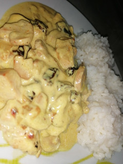 Una foto de Pollo al curry con pasas