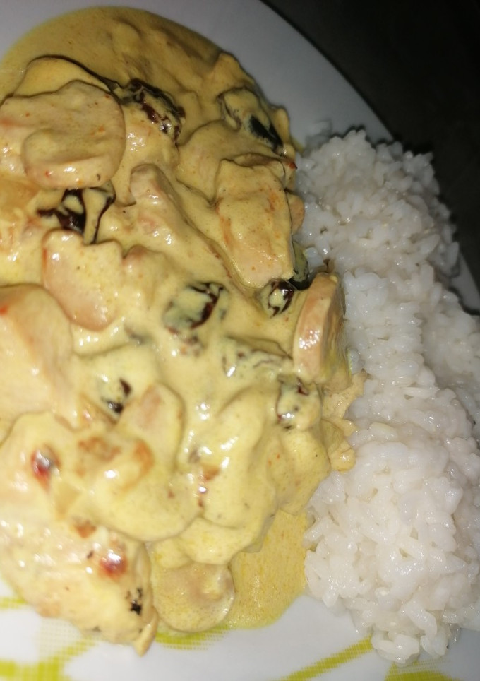 Una foto de Pollo al curry con pasas