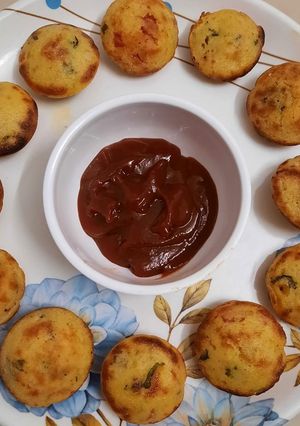 A picture of Suji Aape with tomato sauce.