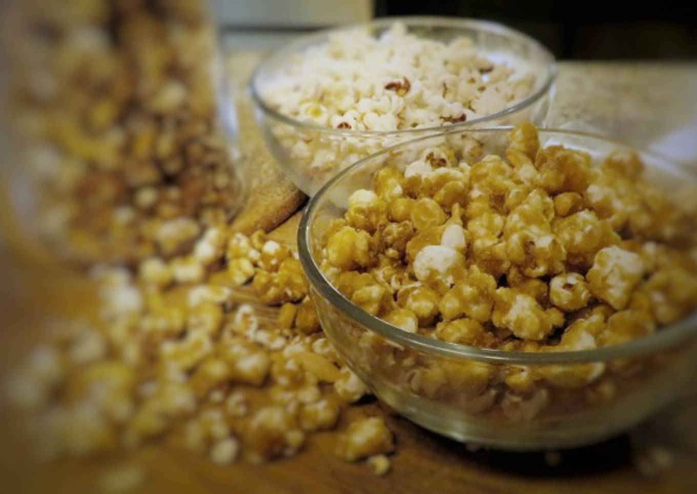 Caramel popcorn with cashews