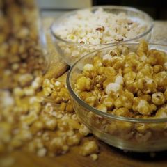A picture of Caramel popcorn with cashews.