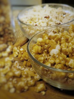 A picture of Caramel popcorn with cashews.