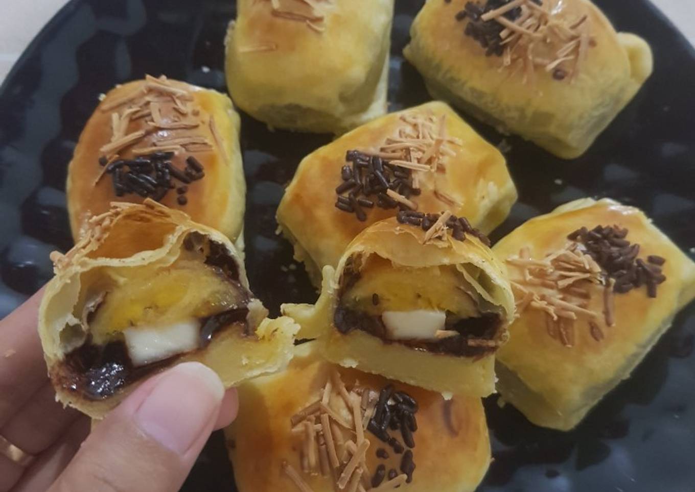Bolen pisang coklat keju