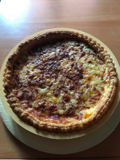 Una foto de Quiche de pollo y cebolla caramelizada