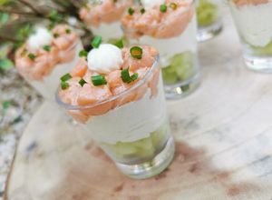 Une photo de Verrines de concombre, chantilly, saumon sauce soja sucrée