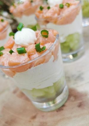Une photo de Verrines de concombre, chantilly, saumon sauce soja sucrée
