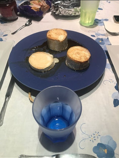 Una foto de Rulo cabra Pedro Ximénez, cebolla caramelizada y compota tomate