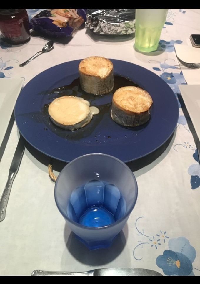 Una foto de Rulo cabra Pedro Ximénez, cebolla caramelizada y compota tomate