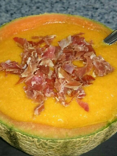 Una foto de Gazpacho de melón con jamón. bychusmi