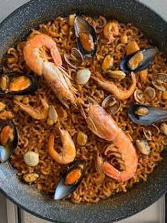 Una foto de Fideuá valenciana