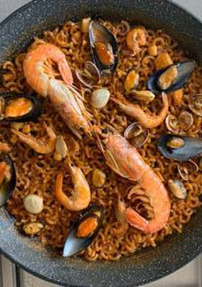 Una foto de Fideuá valenciana