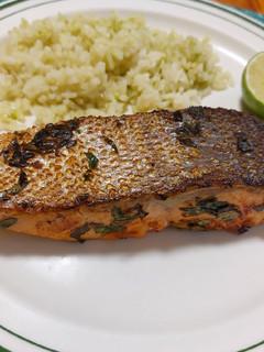 Una foto de Salmon marinado con limón y ajo