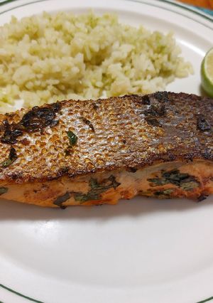 Una foto de Salmon marinado con limón y ajo