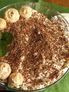 Una foto de Postre de merengues, crema y chocolate